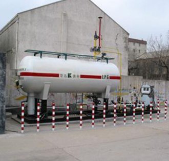Integral liquefied gas skid-mounted gas filling station