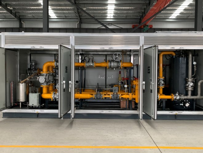Gas pressure regulating metering skid